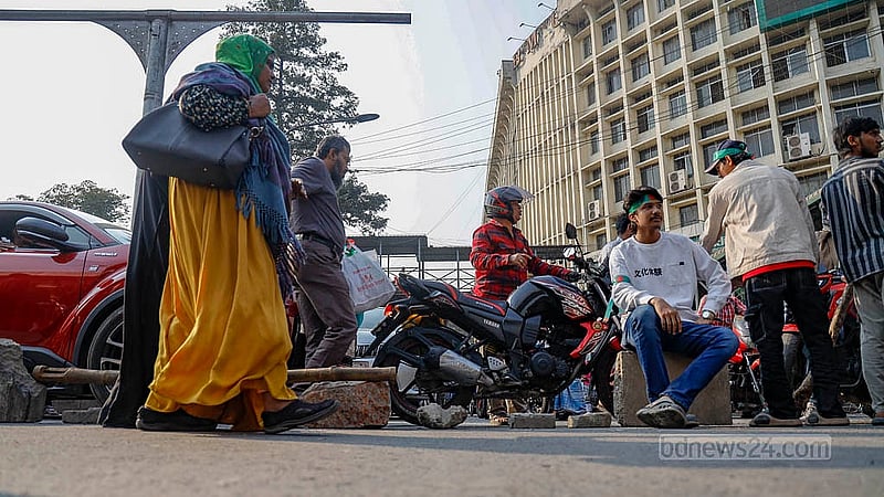 ওসমান হাদির হামলাকারীদের গ্রেপ্তারে ব্যর্থতা এবং দেশজুড়ে আইনশৃঙ্খলা পরিস্থিতির অবনতির জন্য স্বরাষ্ট্র উপদেষ্টার পদত্যাগের দাবিতে সোমবার তিন ঘণ্টা সড়ক অবরোধ করে জাতীয় ছাত্রশক্তি