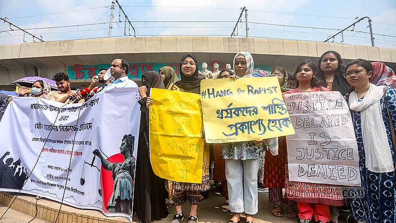 রাজু ভাস্কর্য সামনে ধর্ষকদের উপযুক্ত শাস্তি নিশ্চিতকরণ ও যৌন হয়রানির বিরুদ্ধে প্রতিবাদ সমাবেশ করে সামাজিক বিজ্ঞান অনুষদ বিভাগের শিক্ষার্থীরা। ছবি: আব্দুল্লাহ আল মমীন