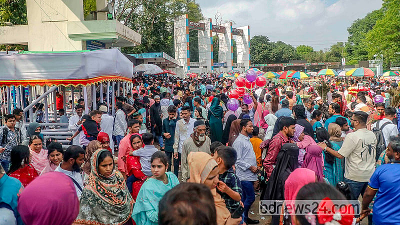 ঈদের ছুটিতে রোববার মিরপুরে চিড়িয়াখানার প্রধান ফটকের সামনে প্রবেশের অপেক্ষায় দর্শনার্থীরা।  ছবি: আব্দুল্লাহ আল মমীন