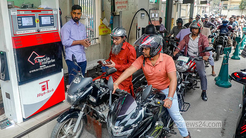 শাহবাগ এলাকার একটি ফিলিং স্টেশন শুক্রবার চালকদের চাহিদা অনুযায়ী তেল দিয়েছে। তবে এদিন রাজধানীর অনেক ফিলিং স্টেশনে তেল নেওয়ার পরিমাণ নির্দিষ্ট করা ছিল