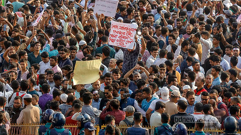 বরিশাল-ভোলা সেতুর দাবিতে ব্যানার-পোস্টার হাতে শুক্রবার বিকালে শাহবাগ মোড় অবরোধ করে স্লোগান দেন ঢাকায় থাকা ভোলার বাসিন্দারা