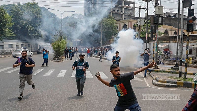 কাকরাইল মসজিদের সামনে জগন্নাথ বিশ্ববিদ্যালয়ের শিক্ষার্থী-শিক্ষকদের লংমার্চ লাঠিপেটা, সাউন্ড গ্রেনেড ও কাঁদুনে গ্যাস এবং জলকামান থেকে পানি ছিটিয়ে পুলিশ তাদের ছত্রভঙ্গ করে দেয়। ছবি: আব্দুল্লাহ আল মমীন