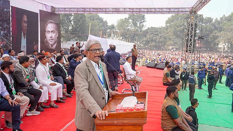 ঠাকুরগাঁওয়ে সরকারি বালক উচ্চবিদ্যালয় মাঠে শনিবার নির্বাচনি জনসভায় বক্তব্য দেন বিএনপির মহাসচিব মির্জা ফখরুল ইসলাম আলমগীর