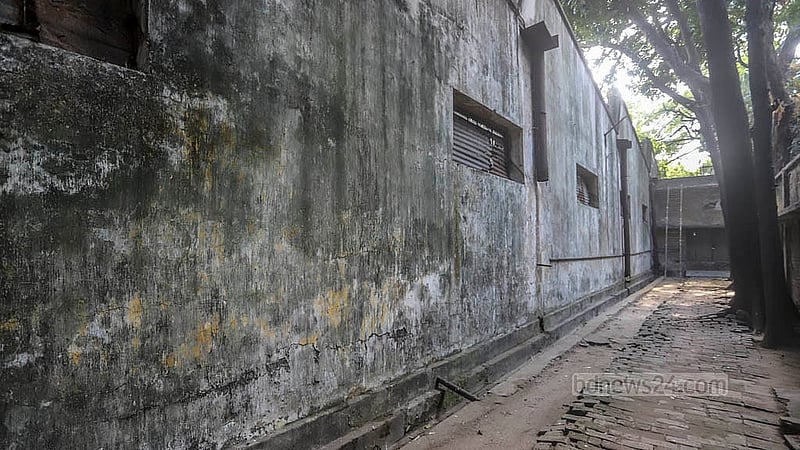 ঢাকার দক্ষিণ কেরানীগঞ্জের ওরিয়েন্ট টেক্সটাইল মিলসের প্রধান শেড। এর ভেতরের যন্ত্রাংশ বিক্রির উদ্যোগ নেওয়া হয়েছে। ছবি: আব্দুল্লাহ আল মমীন