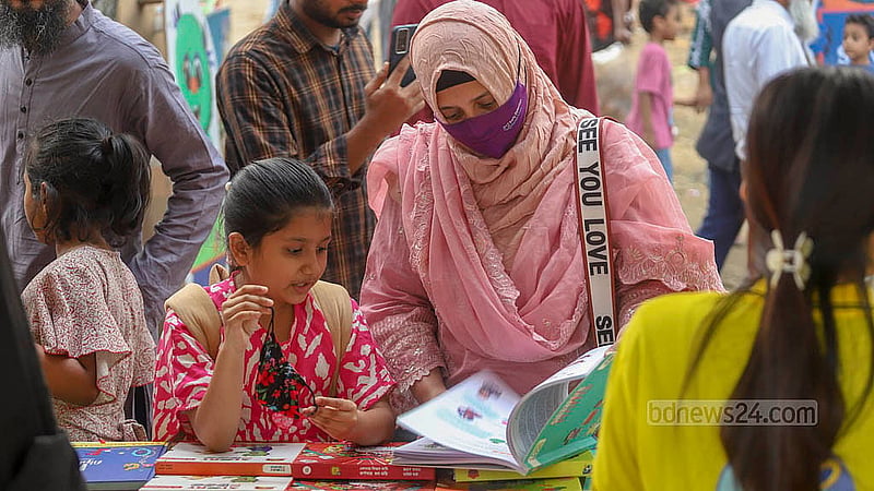 ভাষার মাসের শেষ দিন শুক্রবার পরিবারের সদস্যদের সঙ্গে বইমেলায় আসে শিশুরা। ছবি: আব্দুল্লাহ আল মমীন