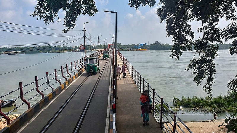 সংস্কার কাজের জন্য ১৪ মাস বন্ধ থাকার পর রোববার থেকে চট্টগ্রামের কালুরঘাটে শতবর্ষী সড়ক ও রেল সেতুটি যান চলাচলের জন্য খুলে দেওয়া হয়েছে। ছবি: সুমন বাবু