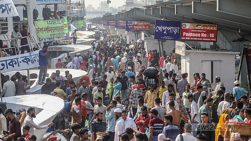 ঢাকার সদরঘাট লঞ্চ টার্মিনালে স্বাভাবিক সময়ে তেমন ভিড় থাকে না। তবে ঈদ উপলক্ষে শুক্রবার সেখানে ভিড় বেশি দেখা যায়। ছবি: আব্দুল্লাহ আল মমীন