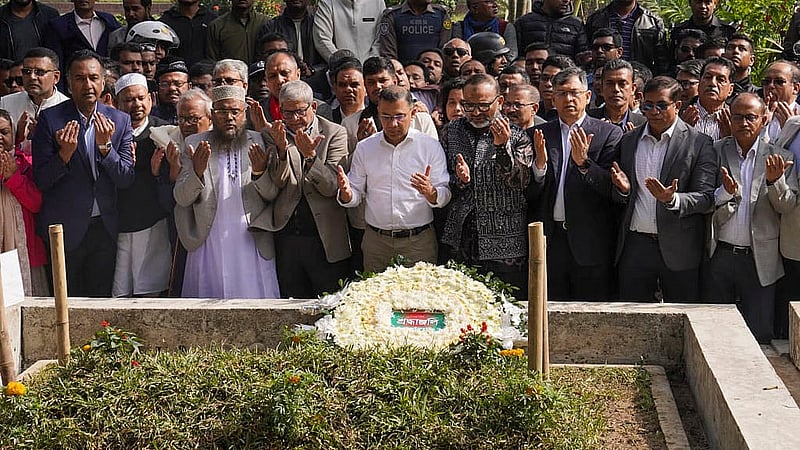 ইনকিলাব মঞ্চের আহ্বায়ক ওসমান হাদির কবরে শনিবার সকালে শ্রদ্ধা জানানোর পর মোনাজাতে অংশ নেন বিএনপির ভারপ্রাপ্ত চেয়ারম্যান তারেক রহমান। ছবি: বিএনপি মিডিয়া সেল