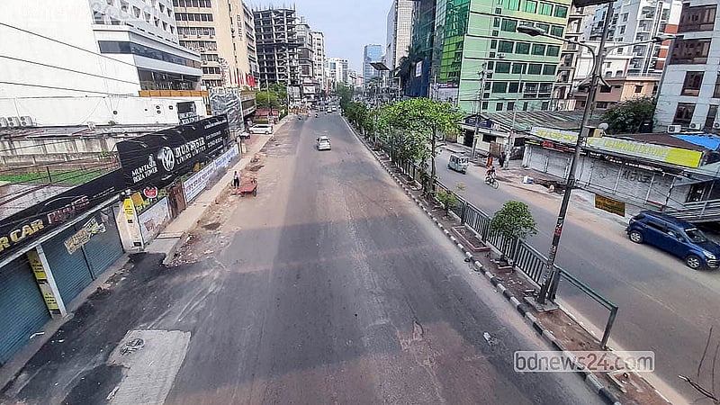 যানজটের শহর ঢাকার সড়ক ঈদের আগ মুহূর্তে প্রায় ফাঁকা। বৃহস্পতিবার দুপুরে কাকরাইল এলাকার দৃশ্য
