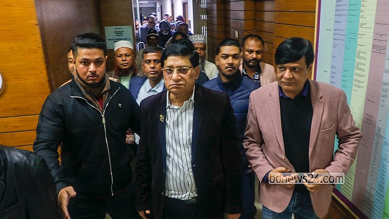 ঢাকা বিভাগীয় কমিশনার ও রিটার্নিং কর্মকর্তার কার্যালয়ে সোমবার মনোনয়নপত্র জমা দিতে আসেন ঢাকা-৫ আসনের বিএনপি প্রার্থী নবিউল্লাহ নবী