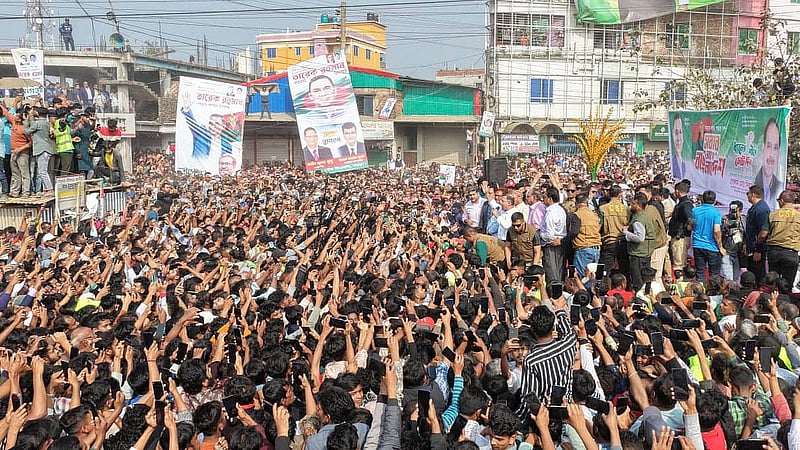 ত্রয়োদশ সংসদ নির্বাচনের প্রচারে শনিবার বগুড়ার শেরপুরে পথসভায় বক্তব্য দেন বিএনপির চেয়ারম্যান তারেক রহমান।