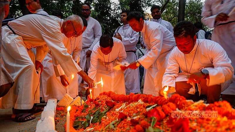 ‘অল সোলস ডে’ উপলক্ষে রোবাবর ঢাকার ওয়ারীতে ঢাকা খ্রিষ্টান কবরস্তানের প্রায় প্রতিটি সমাধি ঢেকে দেওয়া হয় ফুল ও মোমবাতি প্রজ্জলন করা হয়। ছবি: মাহমুদ জামান অভি