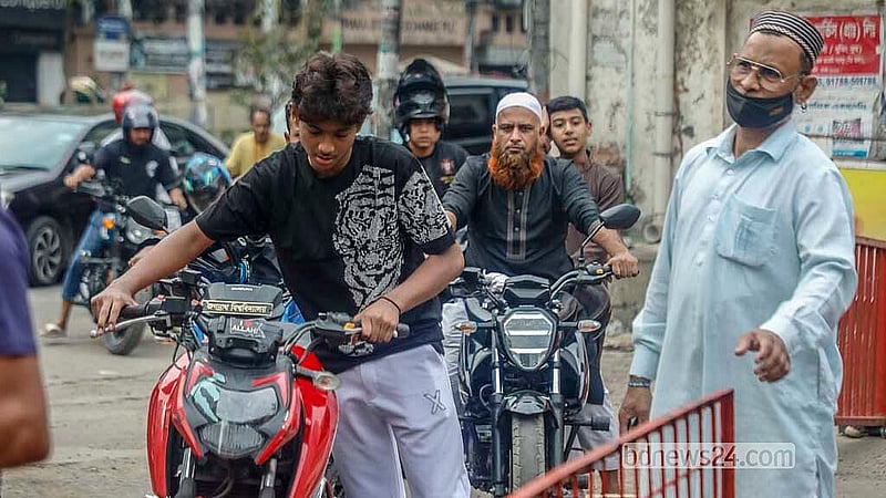 তেল শেষ হয়ে যাওয়ায় রাজধানীর মতিঝিলের টয়েনবি সড়কের একটি ফিলিং স্টেশনে অনেককেই মোটরসাইকেল ঠেলতে দেখা যায়