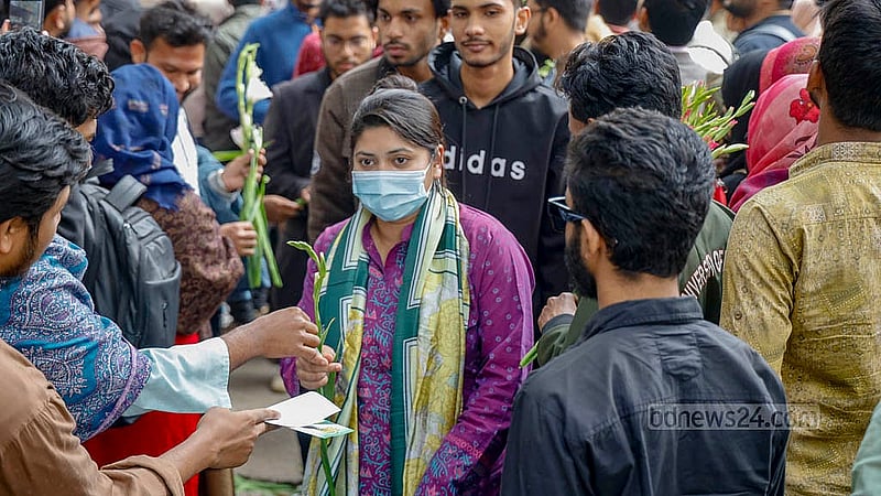 ঢাকা বিশ্ববিদ্যালয়ের কলা ভবনে ভর্তি পরীক্ষা শেষে শনিবার শিক্ষার্থীদের ফুল দিয়ে বরণ করে নেয় কয়েকটি ছাত্র সংগঠন। ছবি: মাহমুদ জামান অভি
