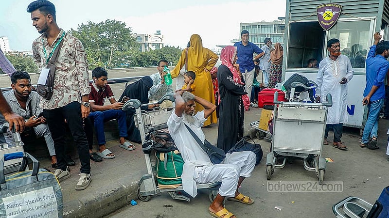 শিডিউল বিপর্যয়ের কারণে রোববার ঢাকার শাহজালাল আন্তর্জাতিক বিমানবন্দরে বহির্গমনের বাইরে বসে আছে অনেকই।  ছবি: আব্দুল্লাহ আল মমীন