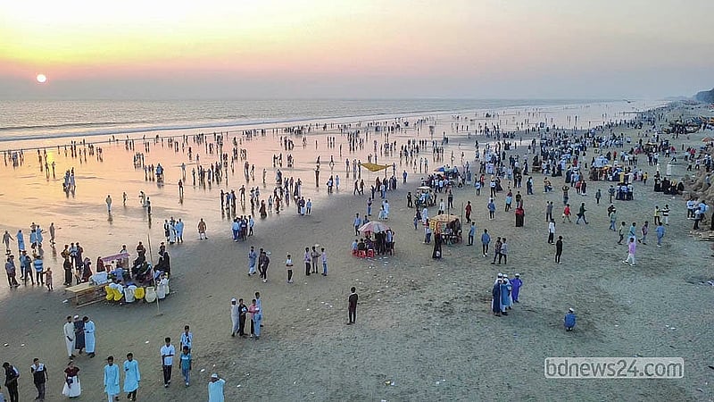 কক্সবাজারের টেকনাফ সমুদ্র সৈকতে শনিবার বেড়াতে আসেন হাজারো মানুষ।  ছবি: জসিম মাহমুদ