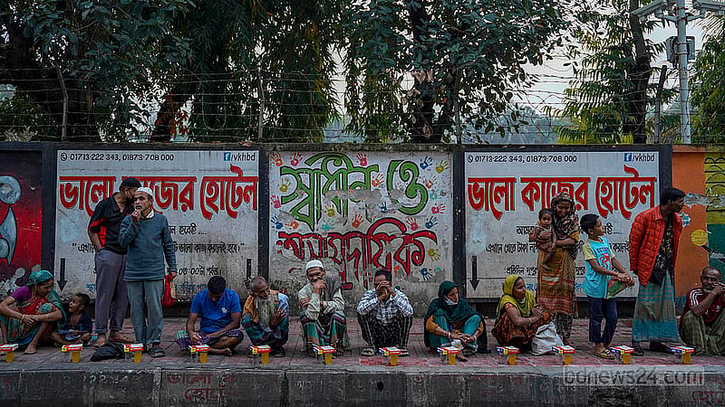 ‘ভালো কাজের হোটেলের’ উদ্যোগে ঢাকার বনানীতে প্রতিদিন ইফতার করেনপথচারী ও স্বল্প আয়ের মানুষ।  ছবি: তানজিনুর রহমান ভূইয়া