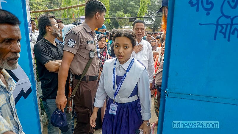 এসএসসি পরীক্ষার প্রথম দিন মঙ্গলবার সকালে রাজধানীর মতিঝিল টিএন্ডটি উচ্চ বিদ্যালয় কেন্দ্রে প্রবেশ করেন শিক্ষার্থীরা