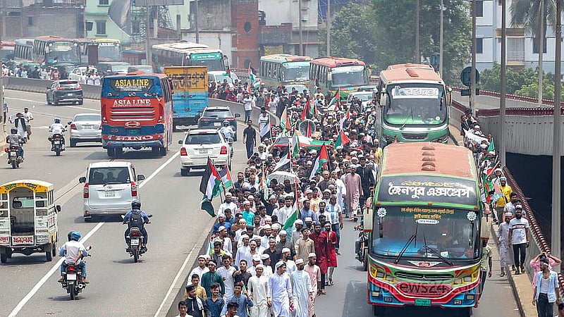 ইসরায়েলের গণহত্যার প্রতিবাদে ঢাকায় ‘মার্চ ফর গাজা’ কর্মসূচিতে সারা দেশ থেকে দলে দলে যোগ দেয় মানুষ। পাঁচটি পয়েন্ট দিয়ে তারা শাহবাগ এলাকায় জড়ো হন। যাত্রাবাড়ী এলাকা থেকে তোলা। ছবি: আব্দুল্লাহ আল মমীন