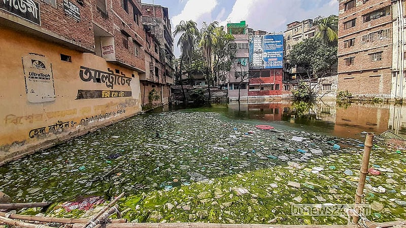 দীর্ঘদিন ধরে পরিষ্কার না করায় আবর্জনা জমে ব্যবহারের অনুপযোগী হয়ে পড়েছে পুরান ঢাকার সিক্কাটুলি পুকুর