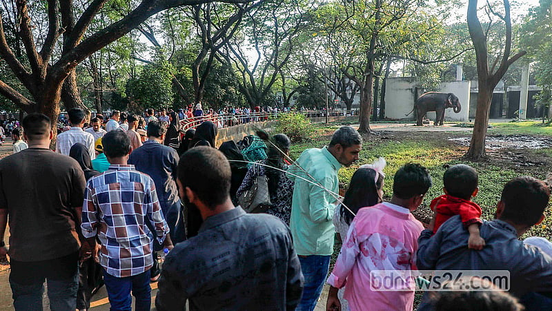 ঈদের ছুটিতে রোববার অনেকে বেড়াতে আসেন মিরপুরে জাতীয় চিড়িয়াখানায়।  ছবি: আব্দুল্লাহ আল মমীন