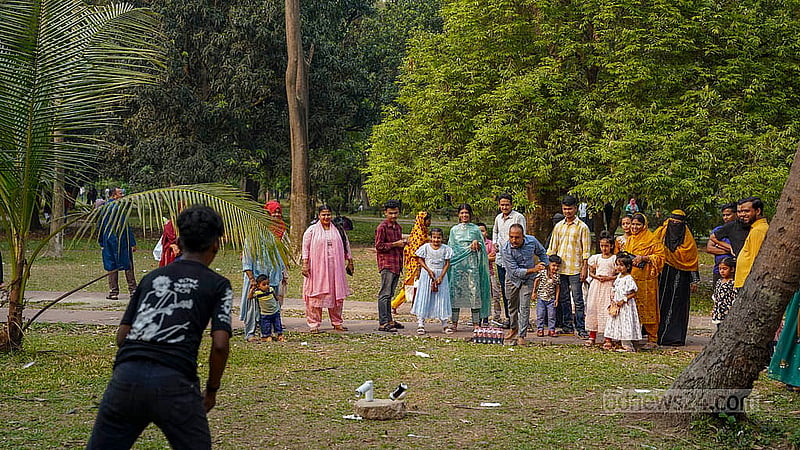 ঢাকার জিয়া উদ্যানে দর্শনার্থীদের জন্য বল দিয়ে লক্ষ্যবস্তুতে আঘাত হানার মতো বিনোদনের ব্যবস্থাও আছে