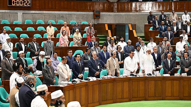 জাতীয় সংগীতের মধ্য দিয়ে বৃহস্পতিবার ত্রয়োদশ সংসদের প্রথম অধিবেশন শুরু হয়