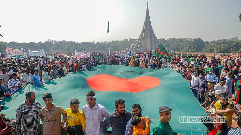 বিজয় দিবসে সাভারের জাতীয় স্মৃতিসৌধে জাতীয় পতাকা নিয়ে শ্রদ্ধা জানাতে আসেন বিভিন্ন শ্রেণি–পেশার মানুষ