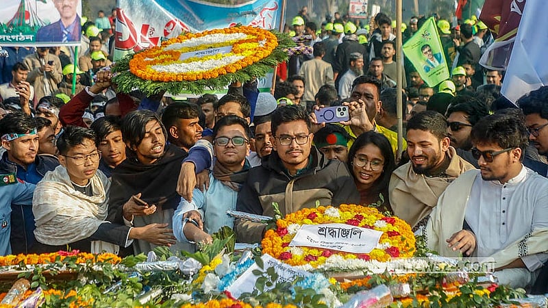 বিজয় দিবসে সাভারের জাতীয় স্মৃতিসৌধে মঙ্গলবার ডাকসুর পক্ষ থেকে জাতির শ্রেষ্ঠ সন্তানদের প্রতি শ্রদ্ধা নিবেদন