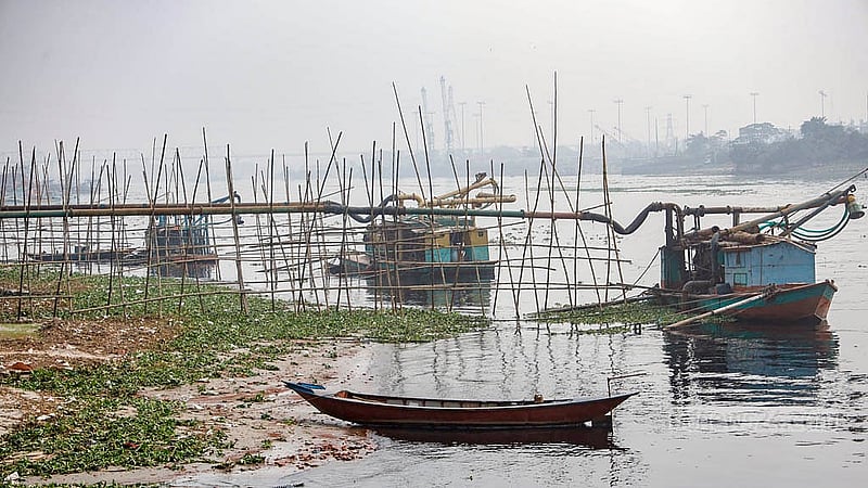 ঢাকার শ্যামপুরের মুন্সীখোলা এলাকায় বুড়িগঙ্গা নদীর তীরে যত দূর চোখ যায়, দেখা যাবে একটার পর একটা ড্রেজার
