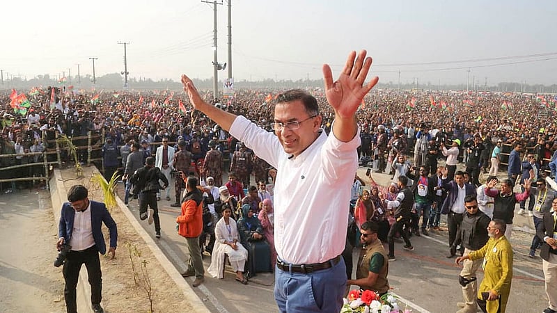 সিরাজগঞ্জের বিসিক শিল্প পার্কে শনিবার দুপুরে নির্বাচনি জনসভায় উপস্থিত জনতার উদ্দেশ্যে হাত নেড়ে শুভেচ্ছা জানান বিএনপির চেয়ারম্যান তারেক রহমান।