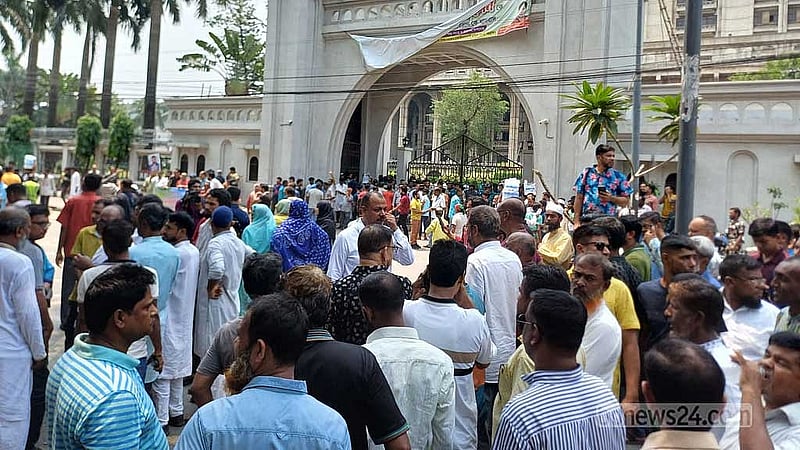 ইশরাক হোসেনকে ডিএসসিসির মেয়রের দায়িত্ব বুঝিয়ে দিতে শনিবারও নগর ভবনের সামনে অবস্থান নেন তার সমর্থকরা।