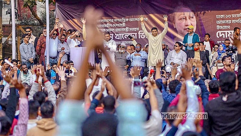ঢাকা-১৩ আসনে ধানের শীষের প্রার্থী ববি হাজ্জাজ বৃহস্পতিবার প্রচার চালান শেখেরটেক এলাকায়।