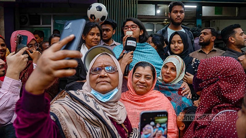 ত্রয়োদশ সংসদ নির্বাচন ঘিরে ঢাকার সিপাহীবাগ টেম্পো স্ট্যান্ড এলাকায় সোমবার নির্বাচনি প্রচার চালান ঢাকা-৯ আসনের স্বতন্ত্র প্রার্থী তাসনিম জারা