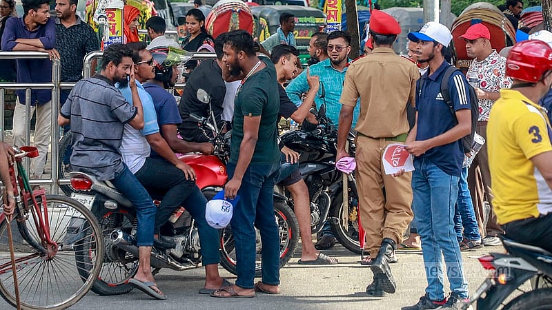 এক মোটরসাইকেলে তিনজন যাচ্ছিলেন বেপরোয়া গতিতে, তাদের থামানোর চেষ্টায় এক শিক্ষার্থী।