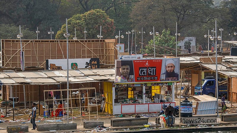 সোহরাওয়ার্দী উদ্যানে মেলা শেষের পর বই সরিয়ে স্টল খালি করছে প্রকাশনা প্রতিষ্ঠানগুলো। ছবি: মাহমুদ জামান অভি