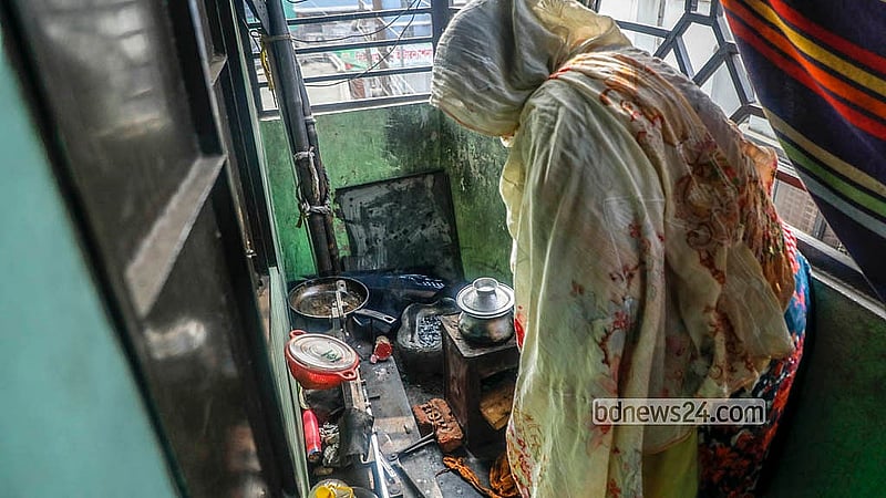 বাসাবাড়িতে গ্যাসের সরবরাহ না থাকায় ঢাকার জুরাইন খালপাড় এলাকায় রান্নার কাজ চলছে লাকড়ির চুলায়