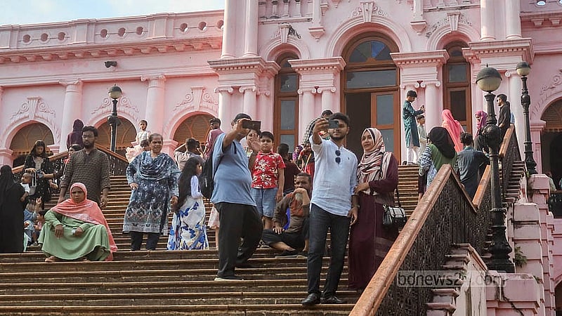 ভ্রমণের স্মৃতি ধরে রাখার প্রয়াস। শুক্রবার পুরান ঢাকার আহসান মঞ্জিল জাদুঘরে।  ছবি: আব্দুল্লাহ আল মমীন