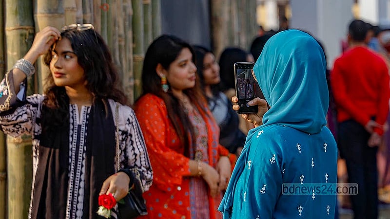 অমর একুশে বইমেলায় নান্দনিক কিছু স্টল রয়েছে। মেলায় আগত দর্শনার্থীদের অনেককেই সেসব স্টলের সামনে দাঁড়িয়ে ছবি তুলতে দেখা যায়। ছবি: মাহমুদ জামান অভি