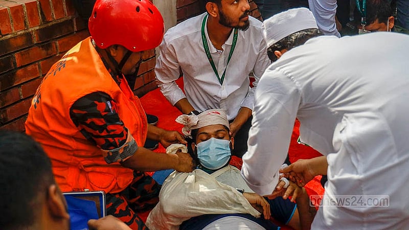 মেট্রোরেল স্টেশনে অগ্নিকাণ্ডে আহতদের প্রথমে দিতে হবে প্রাথমিক চিকিৎসা। বুধবার মেট্রোরেলের বিজয় সরণি স্টেশনে আগুনের মহড়ায় সেই চিত্রও তুলে ধরা হয়। ছবি: মাহমুদ জামান অভি