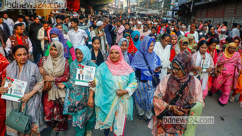 সংসদ নির্বাচনের প্রচার শুরুর প্রথম দিন বৃহস্পতিবার রাজধানীর শাহজাহানপুর এলাকায় মিছিল করেন ঢাকা-৮ আসনে বিএনপির প্রার্থী মির্জা আব্বাসের সমর্থকরা