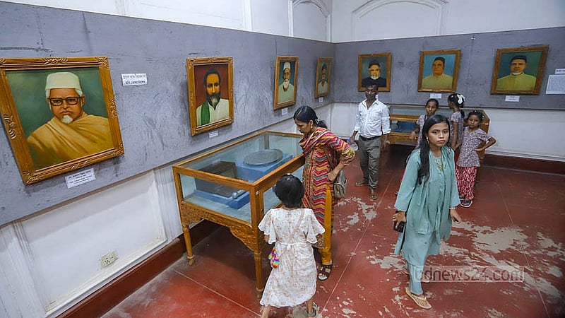 পুরান ঢাকার ঐতিহাসিক আহসান মঞ্জিল জাদুঘর ঘুরে দেখছে দর্শনার্থীরা।  ছবি: আব্দুল্লাহ আল মমীন