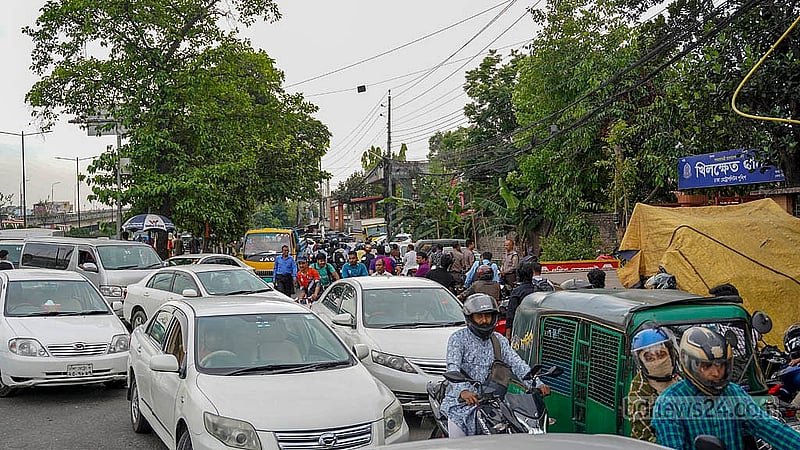 রাজধানীর নিকুঞ্জ এলাকায় তেলের অপেক্ষায় দাঁড়িয়ে থাকা যানবাহনের কারণে সড়কে তৈরি হয় যানজট।  ছবি: তানজিনুর রহমান ভূইয়া