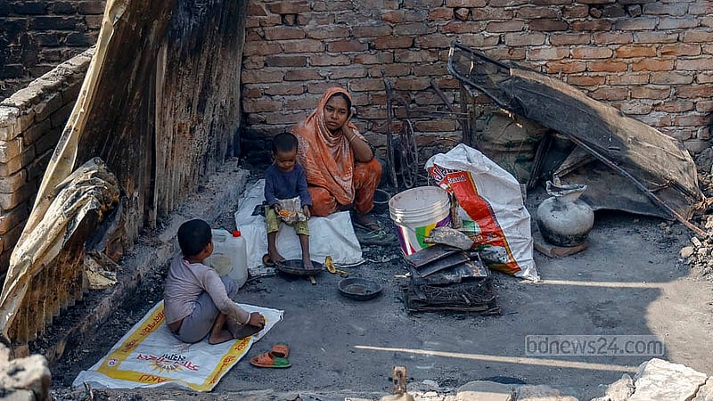 আগুনে সবকিছু হারিয়ে খোলা আকাশের নিচে আশ্রয় নিয়েছেন কড়াইল বস্তির বাসিন্দারা