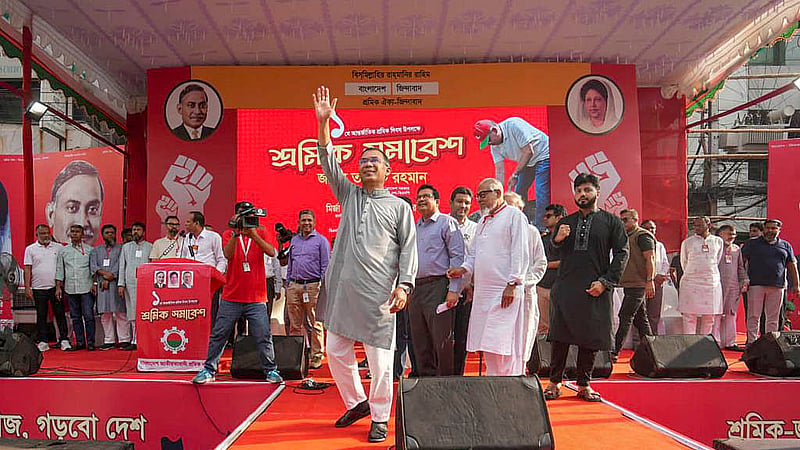 মে দিবসে রাজধানীর নয়া পল্টনে জাতীয়তাবাদী শ্রমিক দলের সমাবেশ মঞ্চে উপস্থিত হয়ে নেতাকর্মীদের উদ্দেশে হাত নাড়েন প্রধানমন্ত্রী তারেক রহমান। ছবি: পিএমও