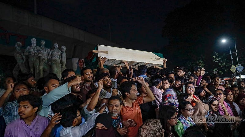 ধর্ষণ ও নারী নির্যাতনের প্রতিবাদে বৃহস্পতিবার কফিন নিয়ে বিক্ষোভ করে ধর্ষণবিরোধী মঞ্চ। ছবি: মাহমুদ জামান অভি