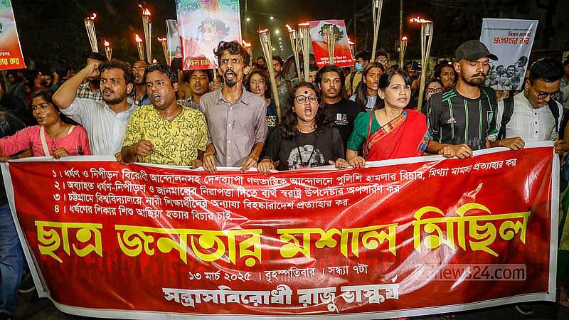 ধর্ষণ ও নারী নির্যাতনের সাম্প্রতিক কয়েকটি ঘটনার প্রতিবাদে বৃহস্পতিবার রাতে ঢাকা বিশ্ববিদ্যালয়ের রাজু ভাস্কর্যের সামনে ছাত্র-জনতার ব্যানারে বের করা হয় মশাল মিছিল। ছবি: মাহমুদ জামান অভি