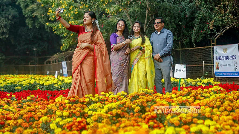 ঢাকার রমনা পার্কে ফুল উৎসবে পরিবার নিয়ে এসেছেন অনেকেই। ঢাকার রমনা পার্কে প্রথমবারের মত এ উৎসব আয়োজন করেছে গণপূর্ত অধিদপ্তর