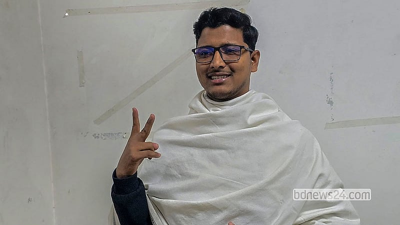 জকসু নির্বাচনে ভোট দিয়ে বিজয় চিহ্ন দেখান ছাত্রশিবির-আপ বাংলাদেশ-ইনকিলাব মঞ্চ সমর্থিত 'অদম্য জবিয়ান ঐক্য' প্যানেলের ভিপি প্রার্থী মো রিয়াজুল ইসলাম