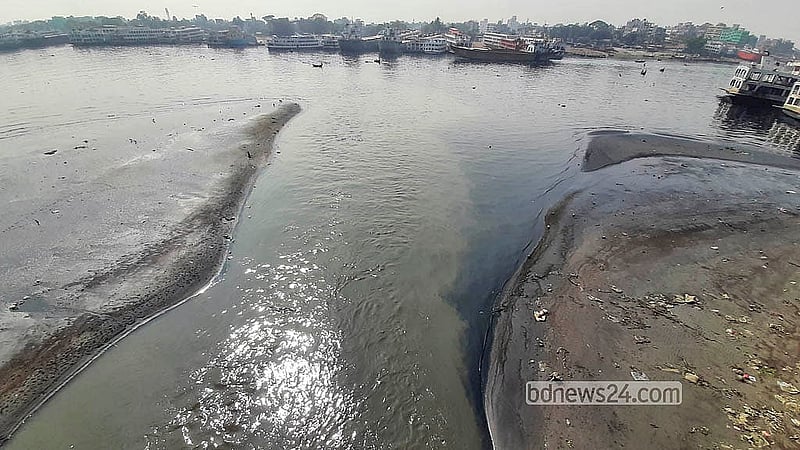 ঢাকা দক্ষিণ সিটি করপোরেশনের ময়লা-আবর্জনা ও পানির সঙ্গে মাটি আসায় ফরাশগঞ্জে বুড়িগঙ্গার বুকে চর জেগেছে